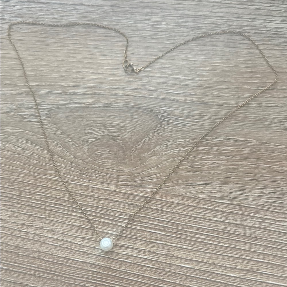 Elegant Gold Necklace with White Pendant